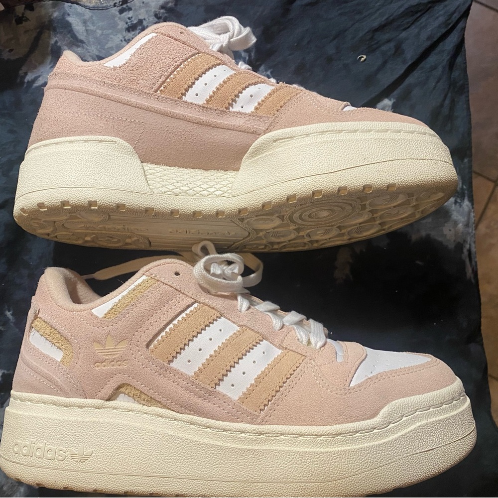 Womens Adidas Forum XLG great condition with original box blush pastel 9